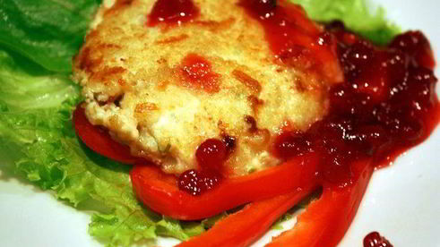 куриные котлеты с брусничным соусом