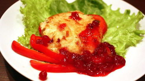 куриные котлеты с брусничным соусом