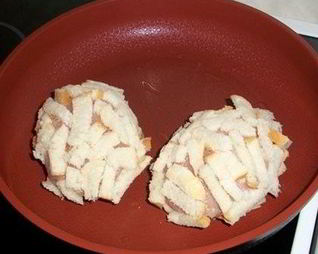 Куриные котлеты с сыром и изюмом