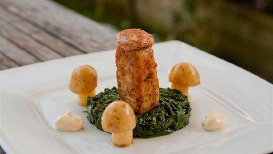 Рецепт пожарских котлет с фуа-гра, сметанным соусом и грибами из картофеля