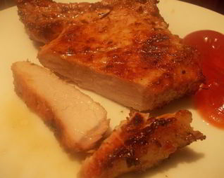 Свиная котлета на кости на костре