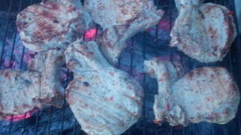 свиная котлета на кости на костре