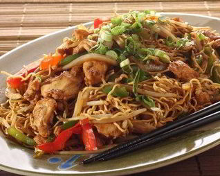 Лапша с индейкой и овощами в кокосово-арахисовом соусе