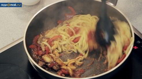 лапша с курицей и овощами