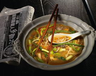 Лапша удон с курицей, вешенками и зеленым луком