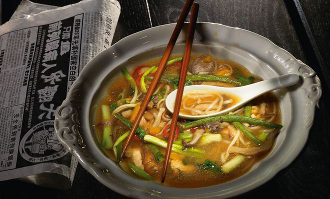Лапша удон с курицей, вешенками и зеленым луком