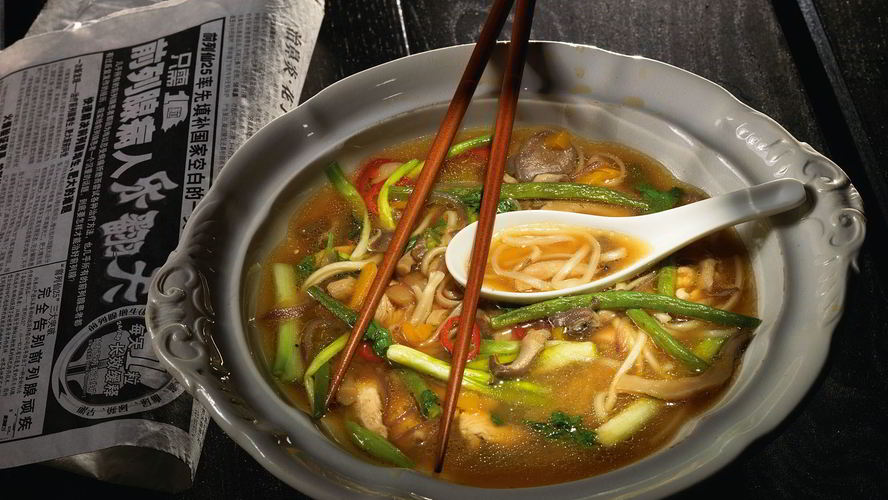 Рецепт лапши удон с курицей, вешенками и зеленым луком