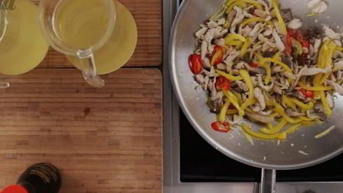 лапша удон с курицей, вешенками и зеленым луком