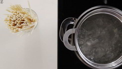 лапша удон с курицей, вешенками и зеленым луком