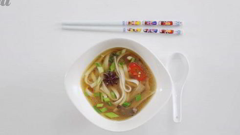 лапша удон с курицей, вешенками и зеленым луком