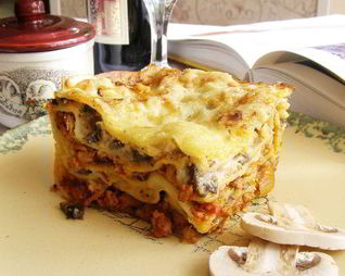 Лазанья с куриным соусом болоньезе и грибами
