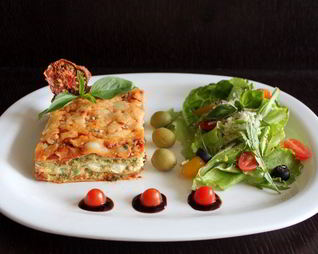 Лазанья с курицей, рикоттой и соусом песто