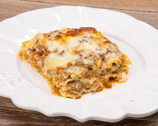 Лазанья с мясным фаршем, соусом и грибами