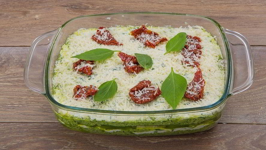 Рецепт овощной лазанья из цукини с рикоттой и соусом песто