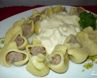Фаршированные ракушки под сливочным соусом
