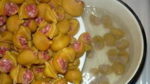 фаршированные ракушки под сливочным соусом