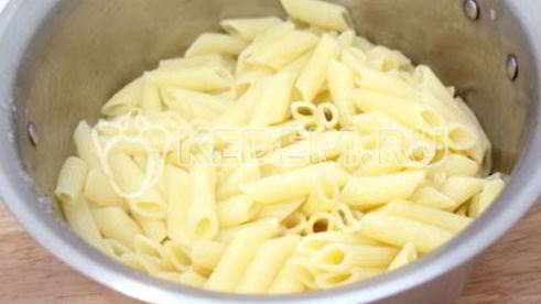 макароны перья с овощной подливой