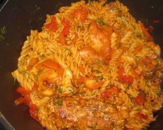 Макароны с курицей в томатном соусе