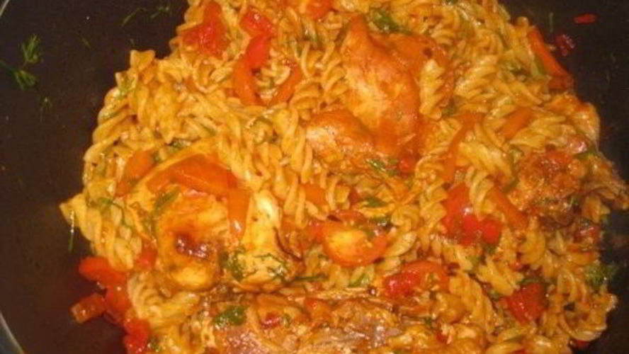 Рецепт макарон с курицей в томатном соусе