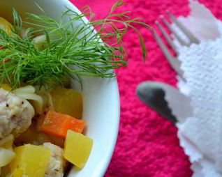 Макароны с овощами и мясными шариками