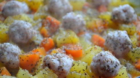 макароны с овощами и мясными шариками