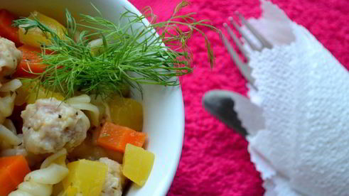 макароны с овощами и мясными шариками