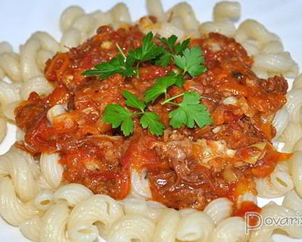 Макароны с тушенкой в томатном соусе