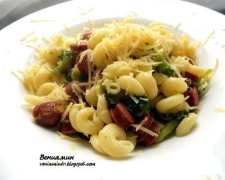 Паста с брокколи, чесноком и колбасками