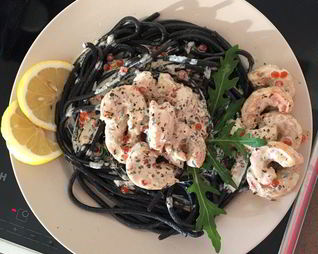 Паста с чернилами каракатицы и лангустинами в сливках