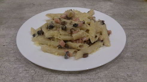 паста с грибами и ветчиной