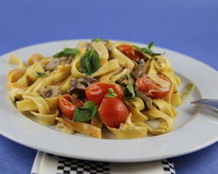Паста с грибами, томатами черри и соусом со сливками и песто