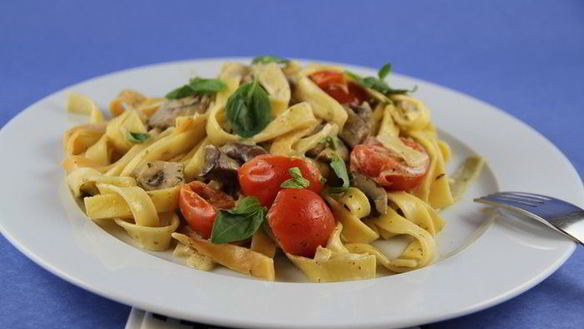 Рецепт Пасты с грибами, томатами черри и соусом со сливками и песто