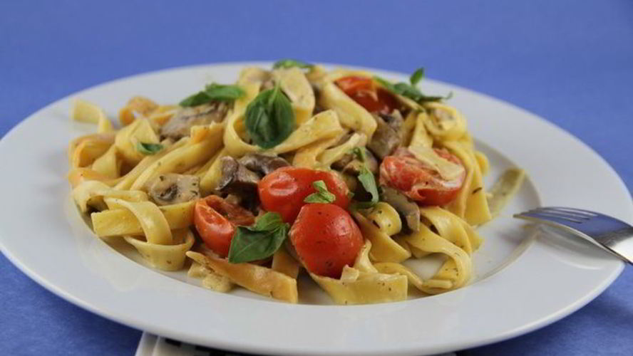 Рецепт паста с грибами, томатами черри и соусом со сливками и песто