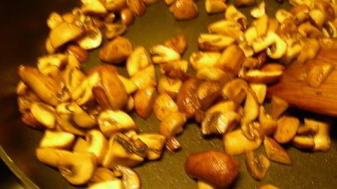 паста с грибами, томатами черри и соусом со сливками и песто