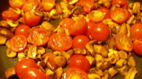 паста с грибами, томатами черри и соусом со сливками и песто