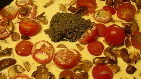 паста с грибами, томатами черри и соусом со сливками и песто