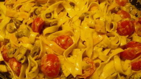 паста с грибами, томатами черри и соусом со сливками и песто