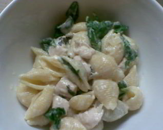 Паста с куриным филе и шпинатом в сливочно-винном соусе