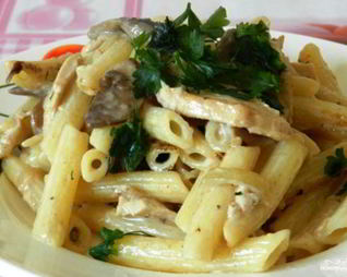 Паста с курицей и грибами в сливочном соусе