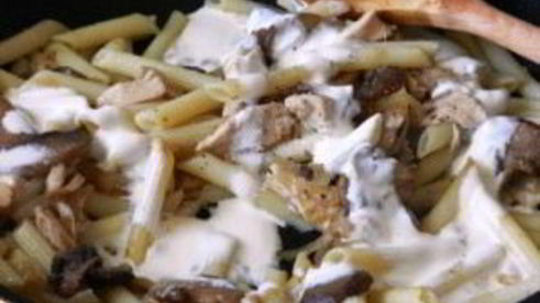 паста с курицей и грибами в сливочном соусе