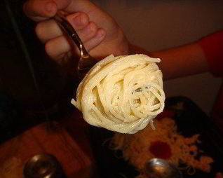 Паста с соусом из малосольного лосося