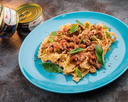 Паста с тунцом, оливками и чесноком