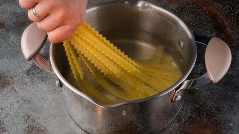 паста с тунцом, оливками и чесноком