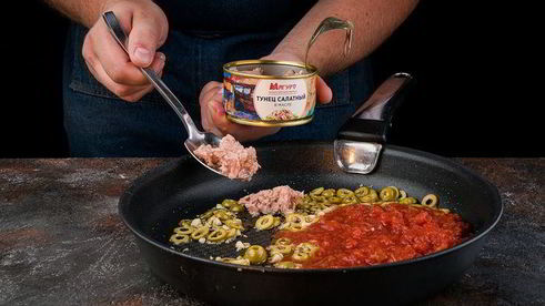 паста с тунцом, оливками и чесноком