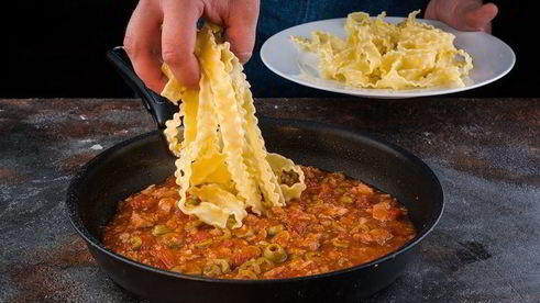 паста с тунцом, оливками и чесноком