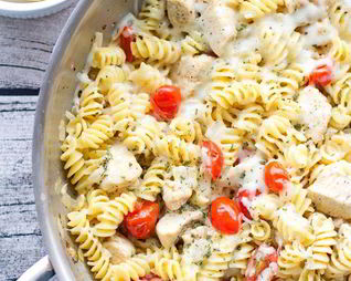 Пряная паста с курицей и помидорами