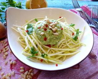 Спагетти из кабачка под соусом из авокадо