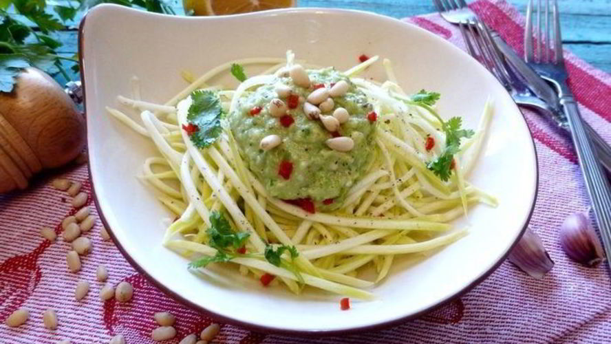 Рецепт спагетти из кабачка под соусом из авокадо