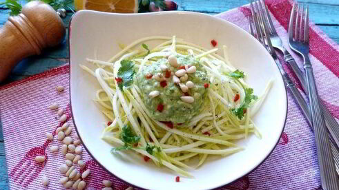 спагетти из кабачка под соусом из авокадо