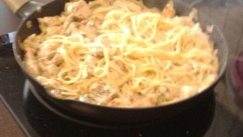 спагетти с индейкой и творожным сыром